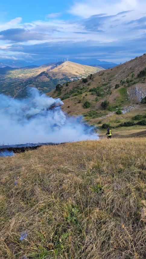 Inferno di fuoco tra Schiavi e Castiglione, in fiamme più di 50 ettari di terreno