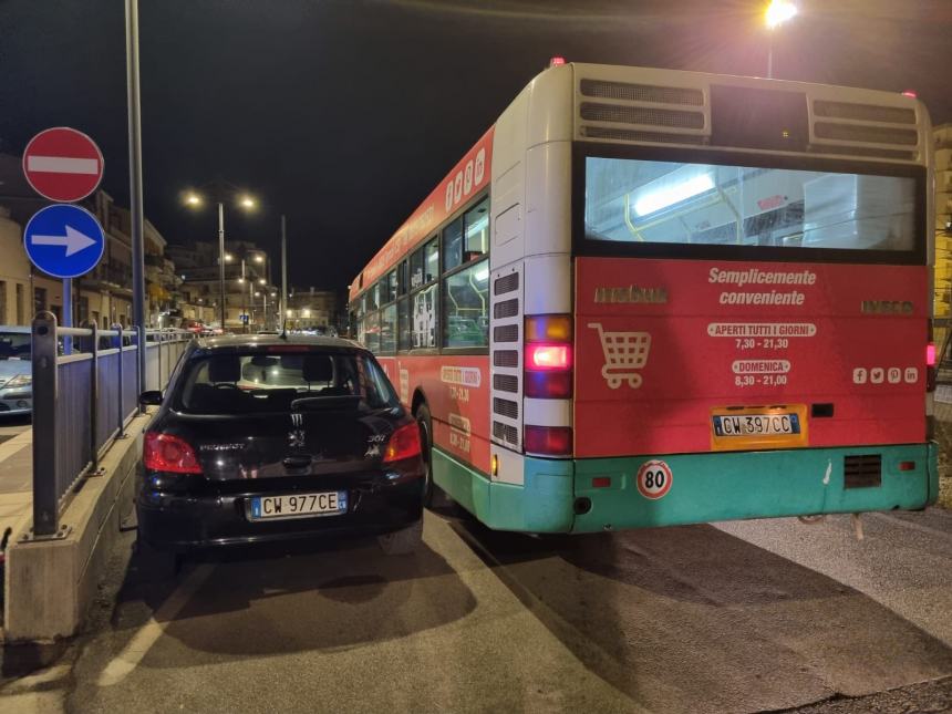 Autobus intrappolata nei parcheggi selvaggi