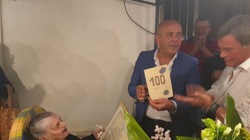 100 anni di zia Isolina: i festeggiamenti