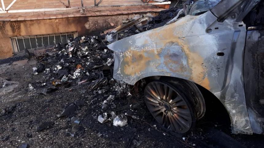 Auto in fiamme in via delle Gardenie a Vasto, danneggiata parzialmente anche un'altra vettura