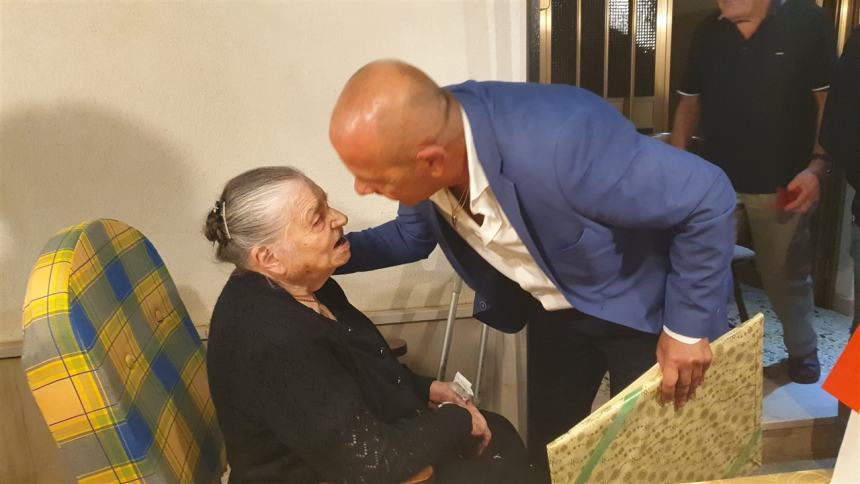 100 anni di zia Isolina: i festeggiamenti