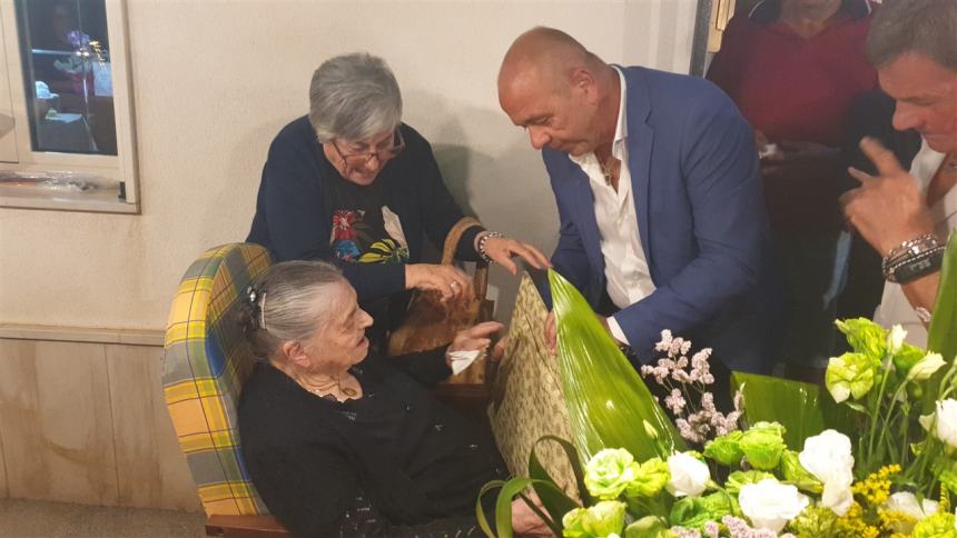 100 anni di zia Isolina: i festeggiamenti