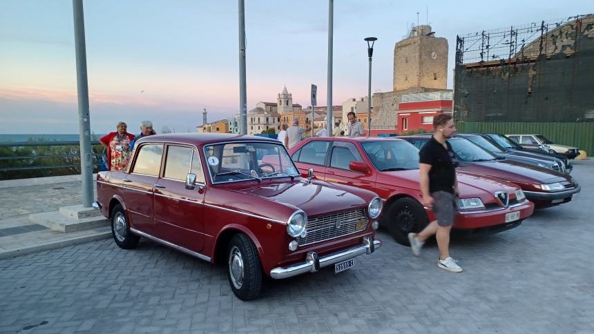 Motori Vintage Club, auto d'epoca in viaggio da Montepulciano a piazza Sant'Antonio
