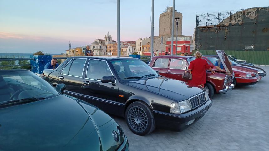 Motori Vintage Club, auto d'epoca in viaggio da Montepulciano a piazza Sant'Antonio