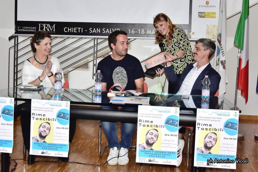 A San Salvo la presentazione del libro "Rime Toscibili" di Gino Bucci: un successo!