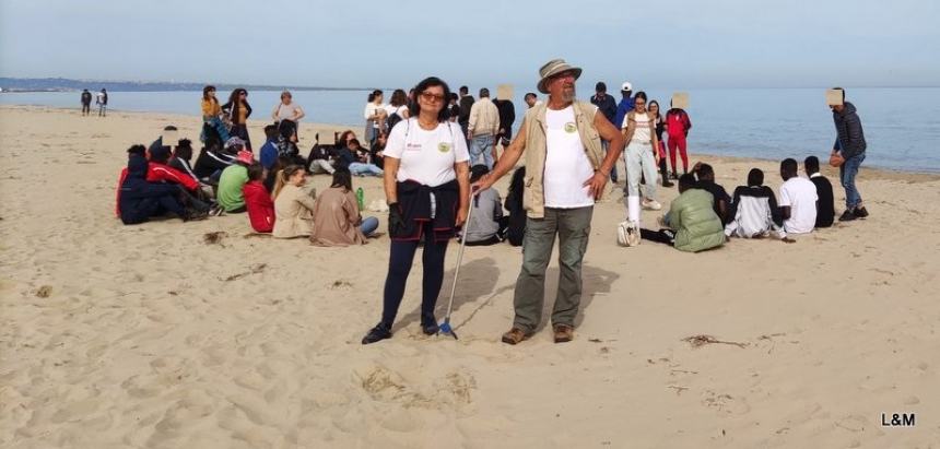 Ospiti dei centri per minori stranieri puliscono la spiaggia a Petacciato