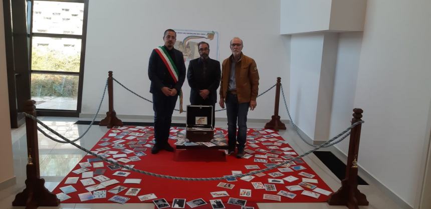 La consegna delle mail art alla comunità di San Giuliano di Puglia
