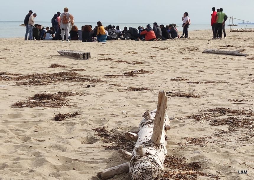 Ospiti dei centri per minori stranieri puliscono la spiaggia a Petacciato