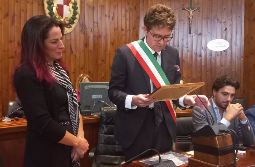 Benemerenza ad Antonella Mansi per la donazione di un accesso alla spiaggia di Punta Penna