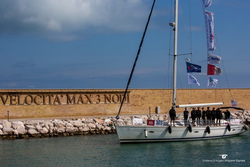 La gioia al ritorno dalla Barcolana di Sofia, Manuel, Francesco, Antonella e Nicola