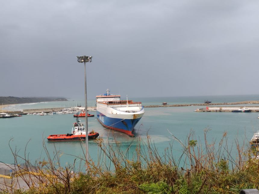 Al porto di Vasto attracca la Grimaldi Lines, la nave più lunga mai giunta nello scalo 