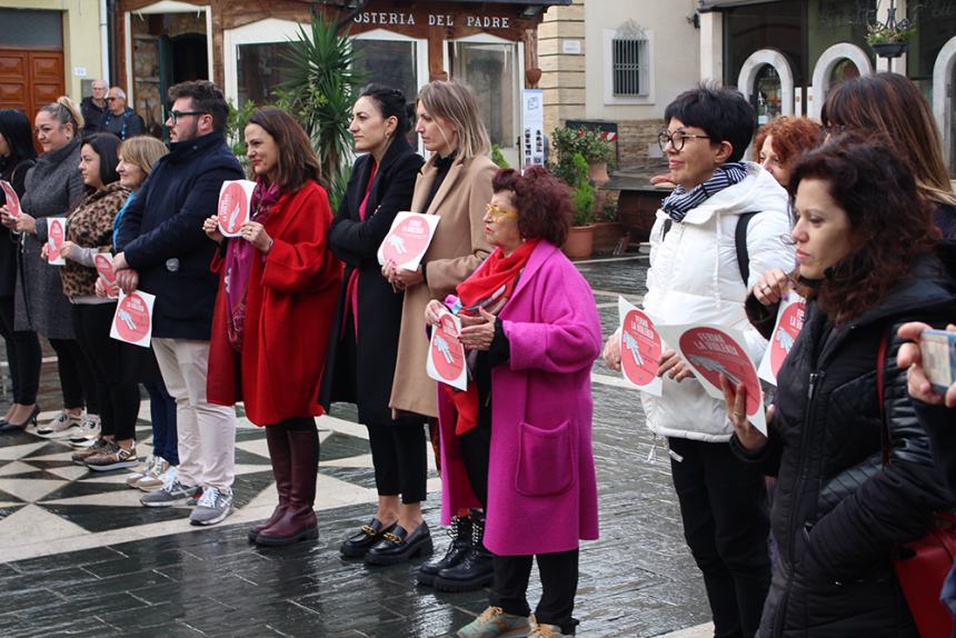 Performance itinerante degli studenti del Mattioli contro la violenza sulle donne