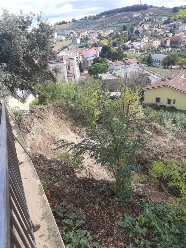 Frana nel centro abitato di Monteodorisio, interdetto passaggio pedonale sulla scalinata