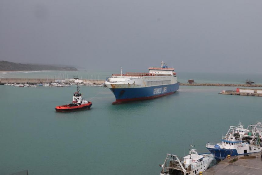 Al porto di Vasto attracca la Grimaldi Lines, la nave più lunga mai giunta nello scalo 