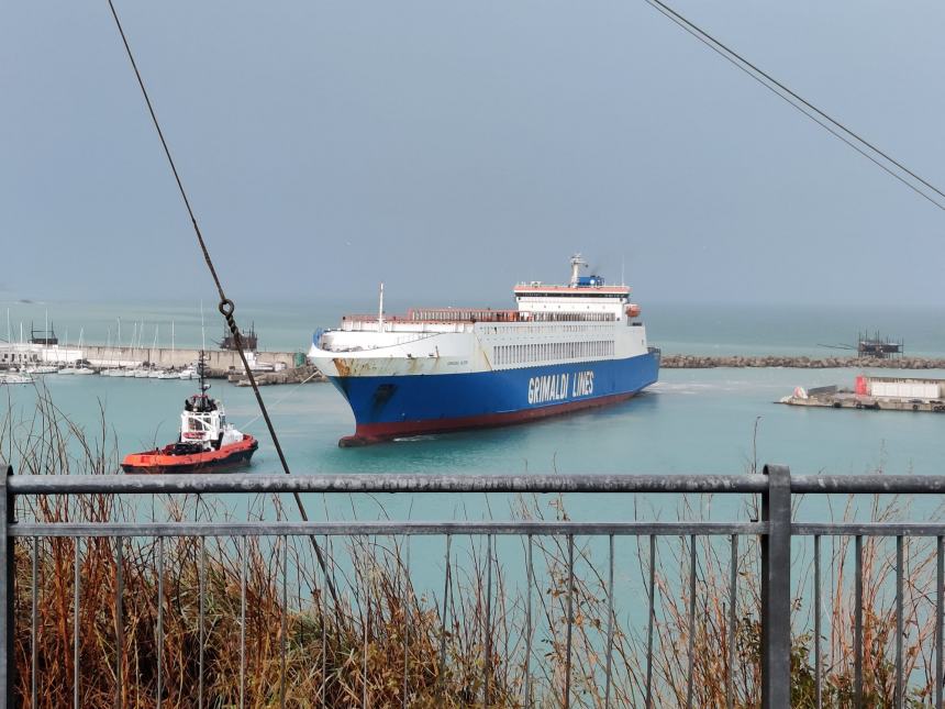 Al porto di Vasto attracca la Grimaldi Lines, la nave più lunga mai giunta nello scalo 