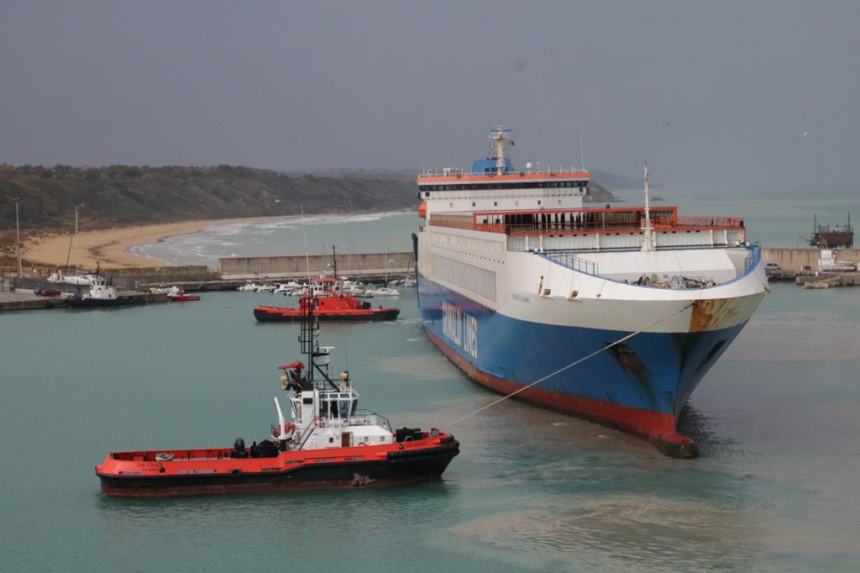 Al porto di Vasto attracca la Grimaldi Lines, la nave più lunga mai giunta nello scalo 