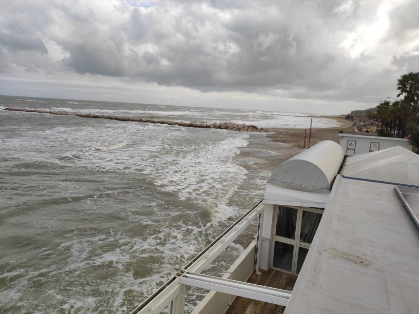 A Casalbordino spiaggia inghiottita dal mare, emergenza sia sul lungomare sud che quello nord