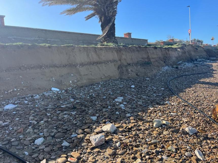 A Casalbordino spiaggia inghiottita dal mare, emergenza sia sul lungomare sud che quello nord