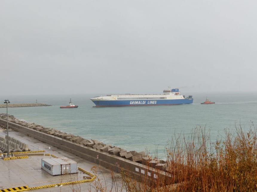 Al porto di Vasto attracca la Grimaldi Lines, la nave più lunga mai giunta nello scalo 