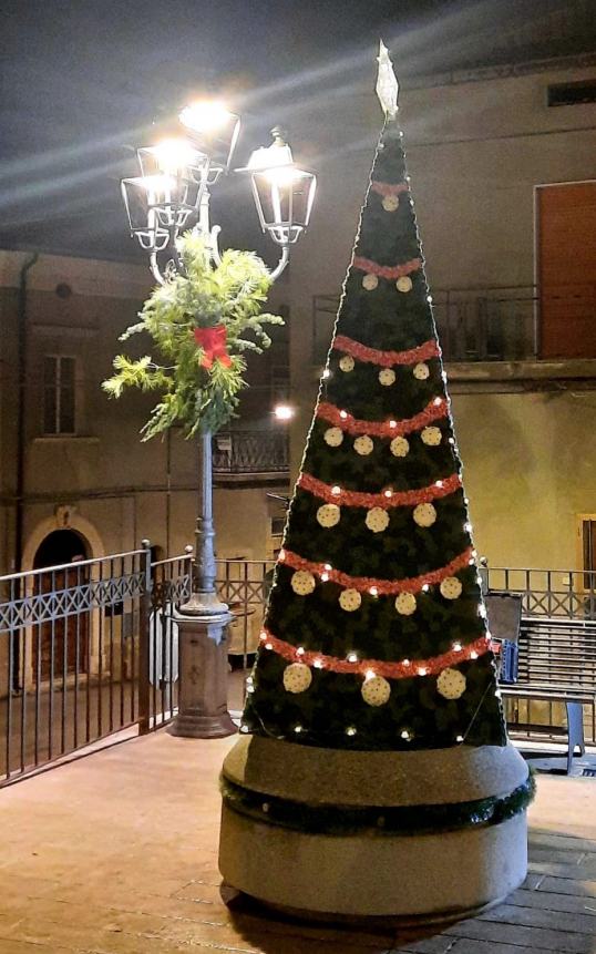 Cinquemila fiori all’uncinetto per l’albero di Natale a Casalanguida