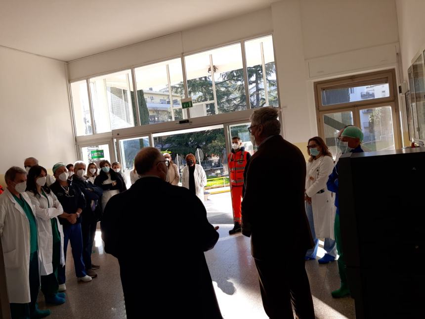 Il Vescovo di Lanciano in ospedale per gli auguri: "Sappiate curare e prendervi cura"