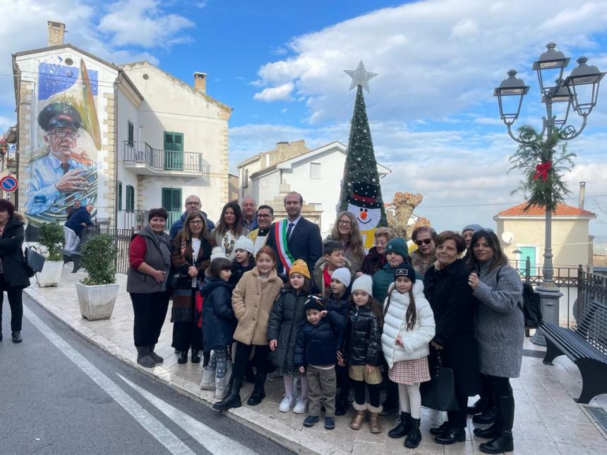 Cinquemila fiori all’uncinetto per l’albero di Natale a Casalanguida