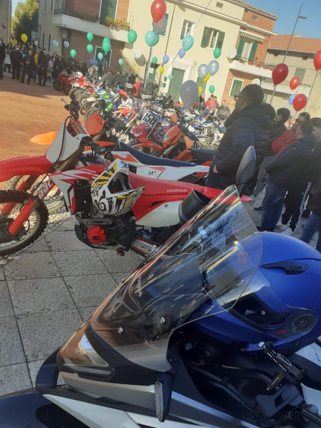 Rombo delle moto e palloncini al cielo per l'ultimo saluto a Giuseppe Antenucci