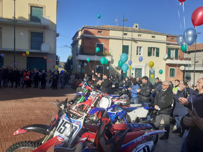 Rombo delle moto e palloncini al cielo per l'ultimo saluto a Giuseppe Antenucci