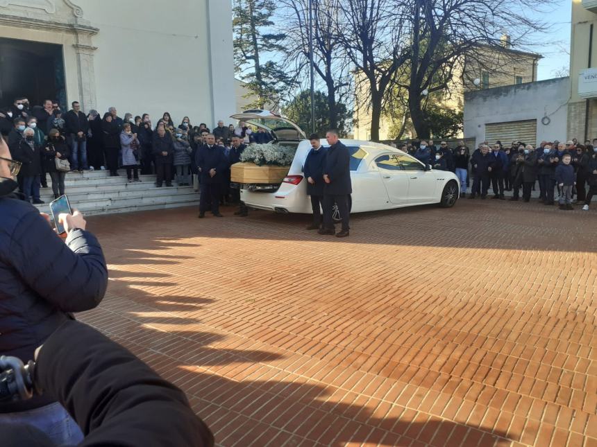 Rombo delle moto e palloncini al cielo per l'ultimo saluto a Giuseppe Antenucci