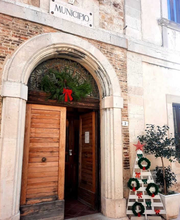 Cinquemila fiori all’uncinetto per l’albero di Natale a Casalanguida