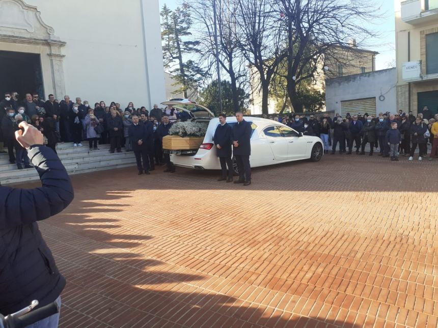 Rombo delle moto e palloncini al cielo per l'ultimo saluto a Giuseppe Antenucci