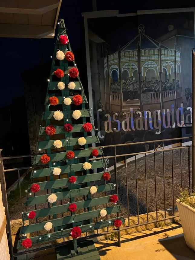 Cinquemila fiori all’uncinetto per l’albero di Natale a Casalanguida