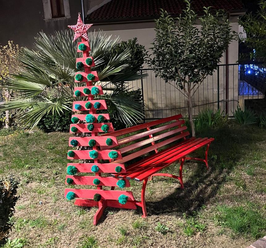 Cinquemila fiori all’uncinetto per l’albero di Natale a Casalanguida