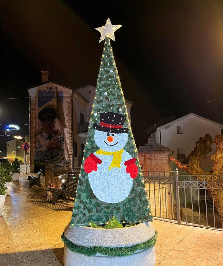 Cinquemila fiori all’uncinetto per l’albero di Natale a Casalanguida