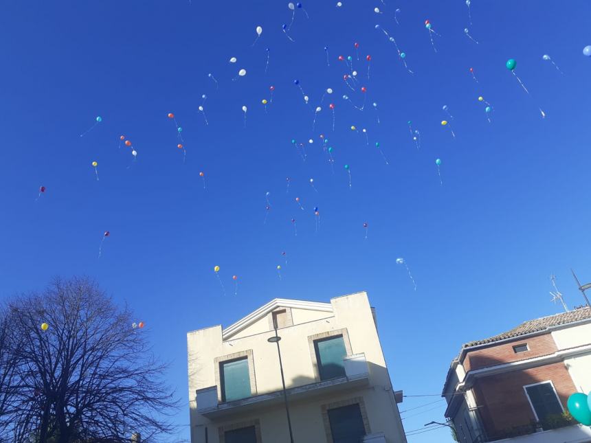 Rombo delle moto e palloncini al cielo per l'ultimo saluto a Giuseppe Antenucci