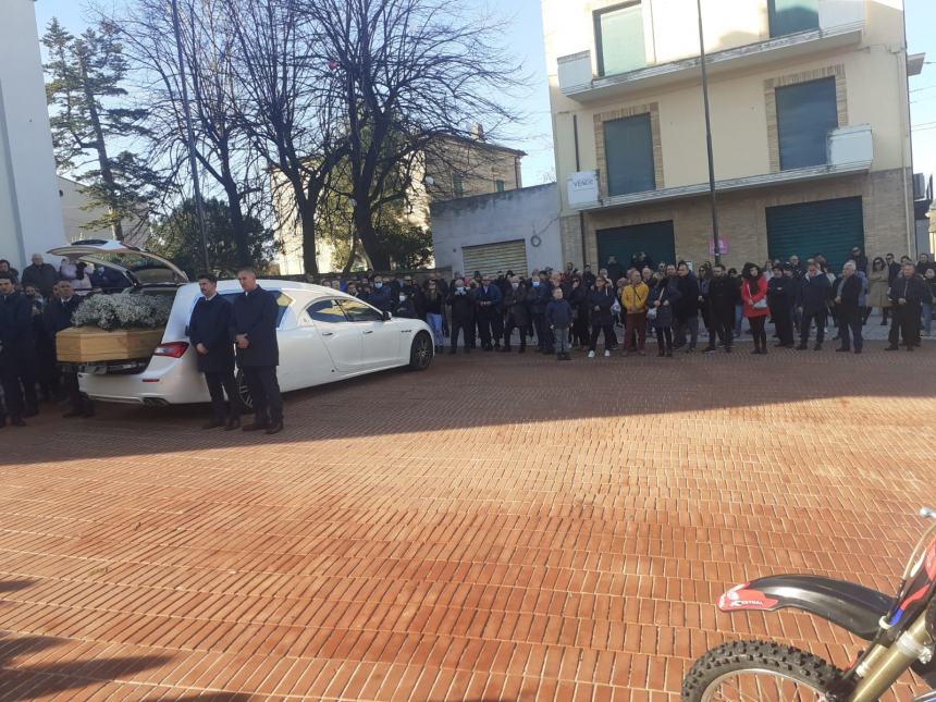 Rombo delle moto e palloncini al cielo per l'ultimo saluto a Giuseppe Antenucci