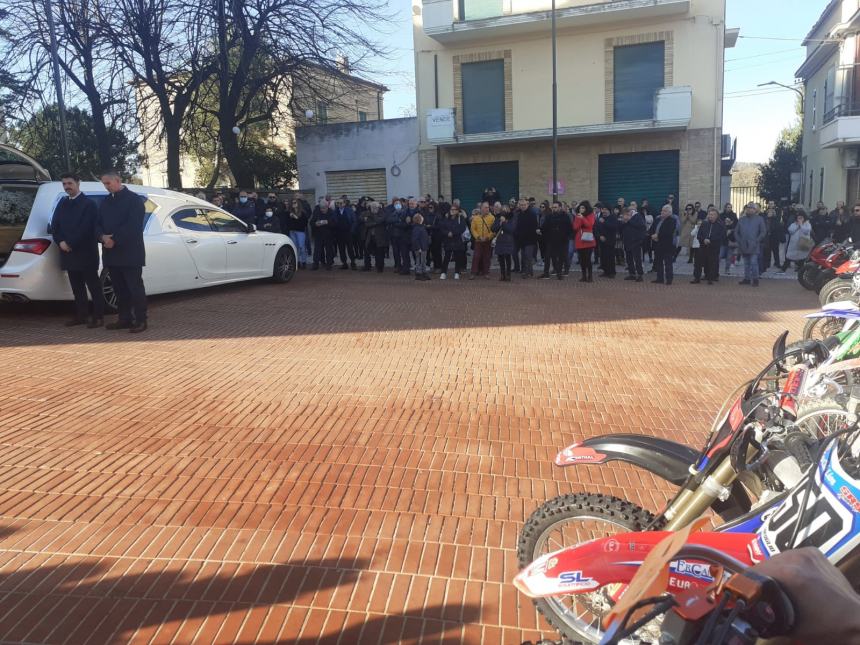 Rombo delle moto e palloncini al cielo per l'ultimo saluto a Giuseppe Antenucci