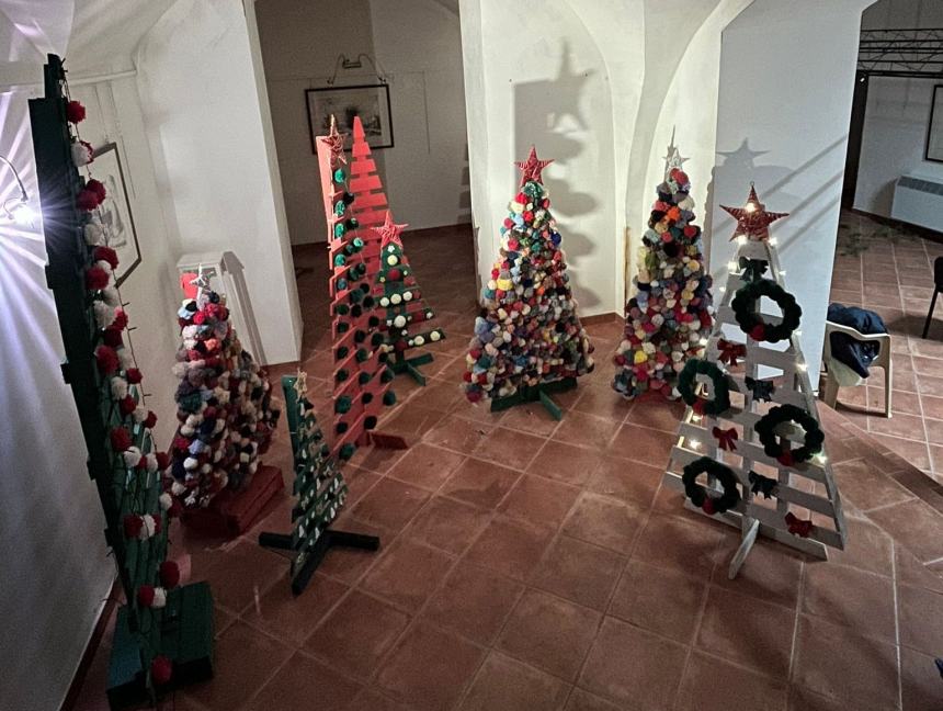 Cinquemila fiori all’uncinetto per l’albero di Natale a Casalanguida