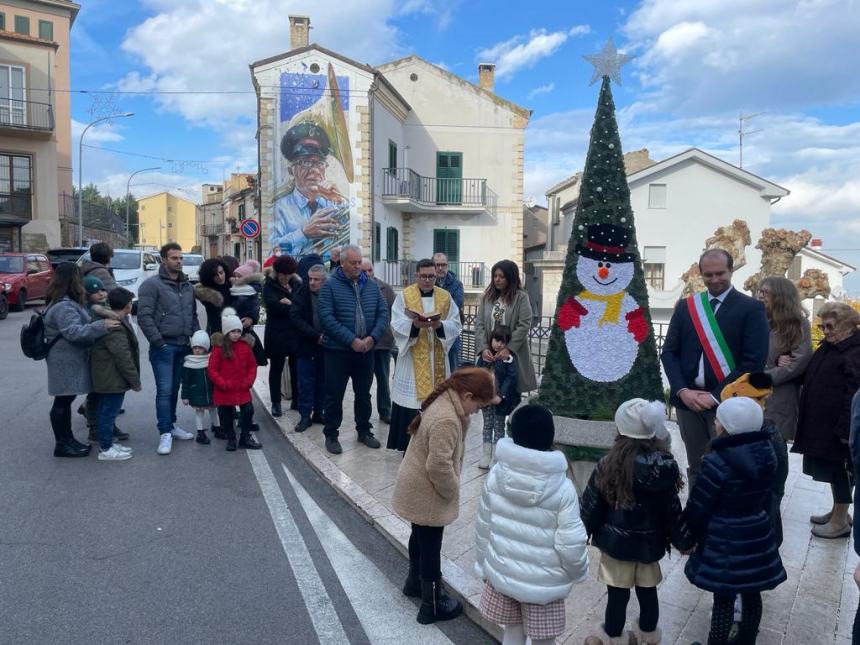 Cinquemila fiori all’uncinetto per l’albero di Natale a Casalanguida