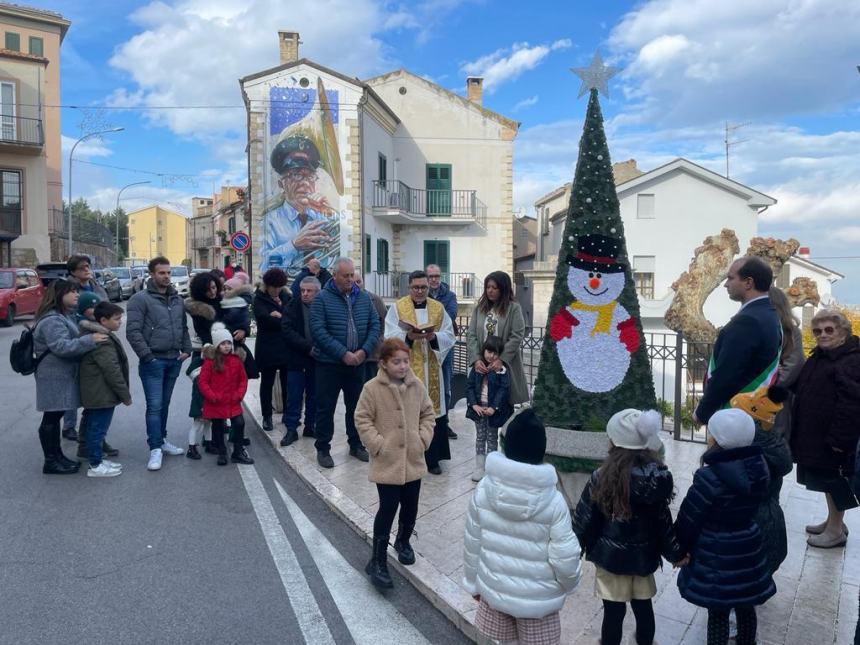 Cinquemila fiori all’uncinetto per l’albero di Natale a Casalanguida