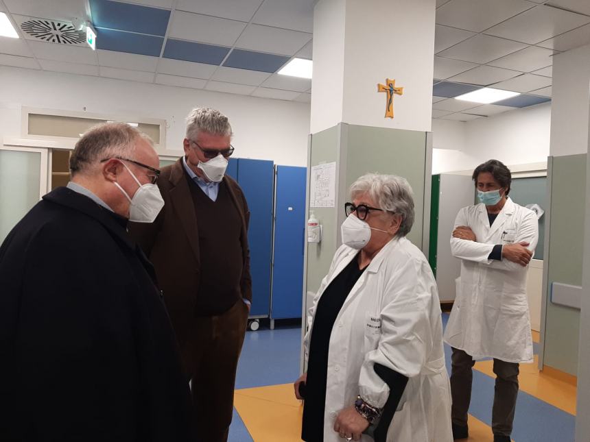 Il Vescovo di Lanciano in ospedale per gli auguri: "Sappiate curare e prendervi cura"