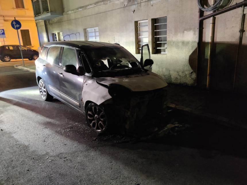 In fiamme la Fiat 500 L del Sindaco Francesco Menna