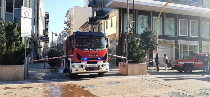 In fiamme locale attiguo alla sede della Banca Intesa di via Roma a Pescara