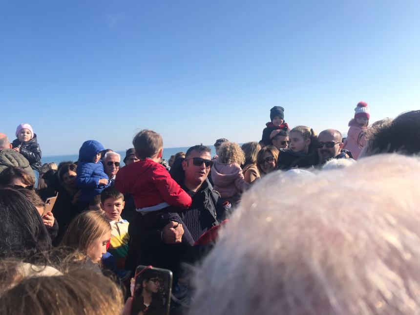 In tantissimi in spiaggia per "La Befana vien dal mare"