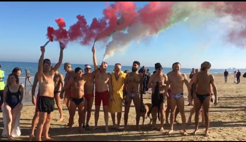 A Vasto Marina in tanti per il primo bagno dell'anno