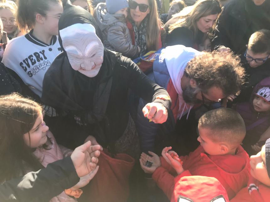 In tantissimi in spiaggia per "La Befana vien dal mare"