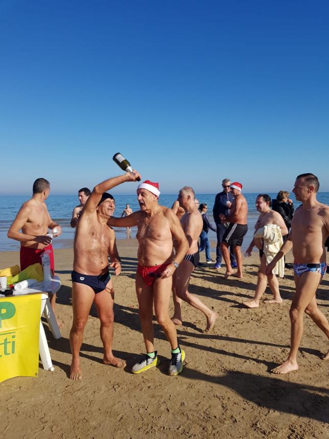 A Vasto Marina in tanti per il primo bagno dell'anno