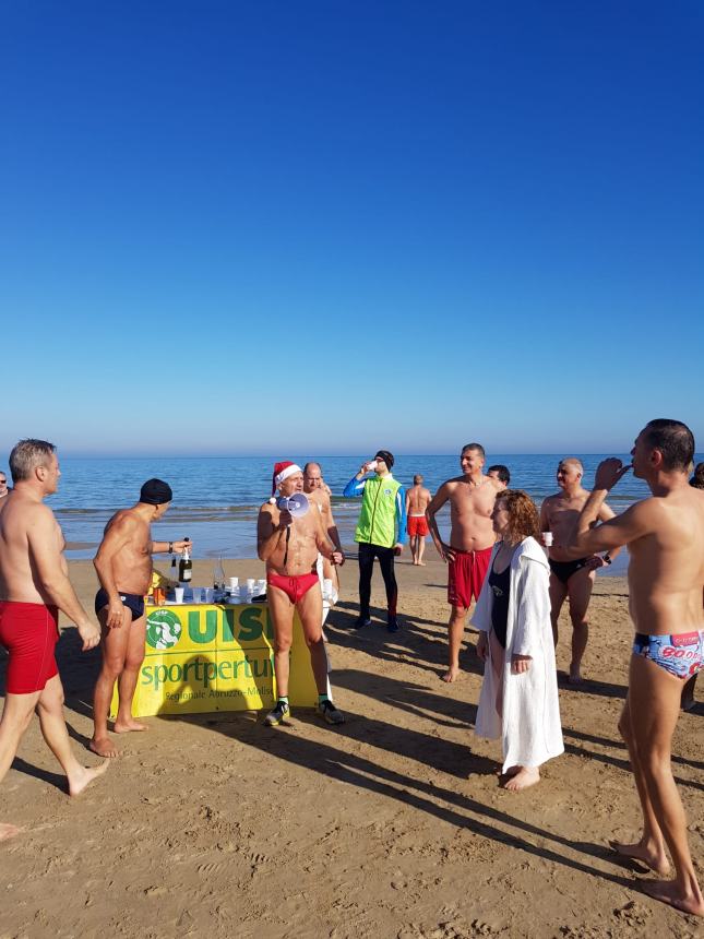 A Vasto Marina in tanti per il primo bagno dell'anno