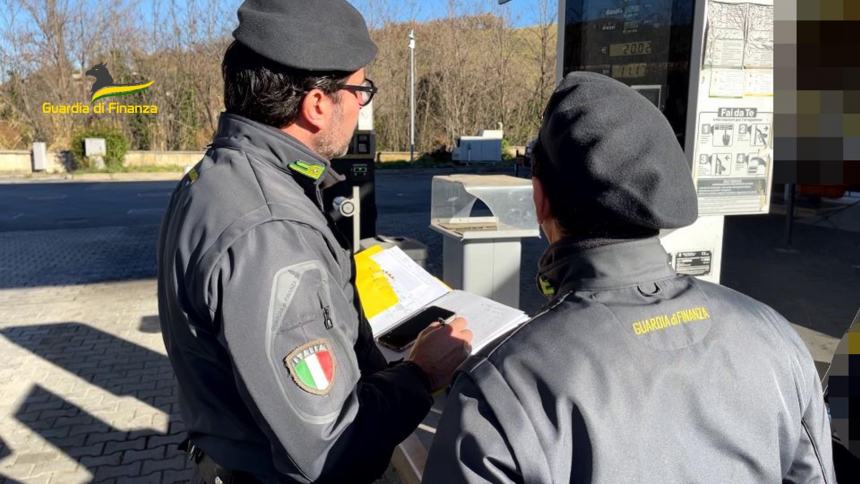 Scoperto distributore di carburanti in autostrada con prezzi non corretti