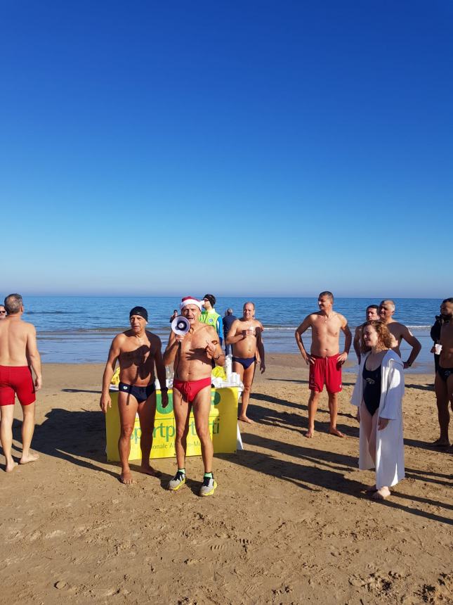 A Vasto Marina in tanti per il primo bagno dell'anno